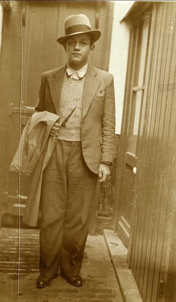 lille photo de Prosper Capin le 21 octobre 1934, dans la cour de la maison de ses parents lille photo de Prosper Capin le 21 octobre 1934, dans la cour de la maison de ses parents