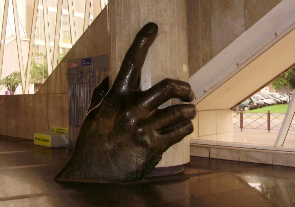lille main de cesar sculpture dans le métro porte de valenciennes lille main de cesar sculpture dans le métro porte de valenciennes