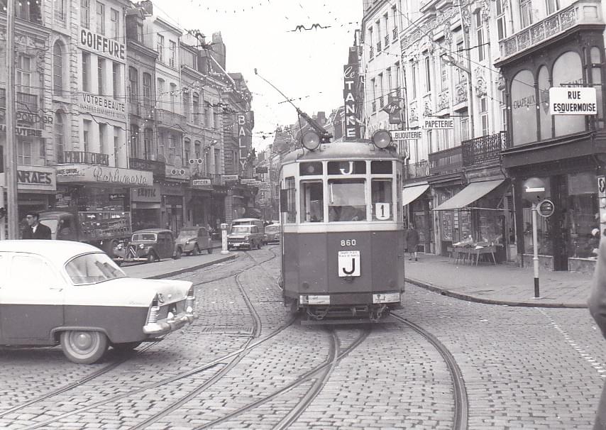 Comme pour un très grand nombre de rue à Lille, il y avait une ligne de tramway dans la rue Esquermoise. Ici ligne J Comme pour un très grand nombre de rue à Lille, il y avait une ligne de tramway dans la rue Esquermoise. Ici ligne J