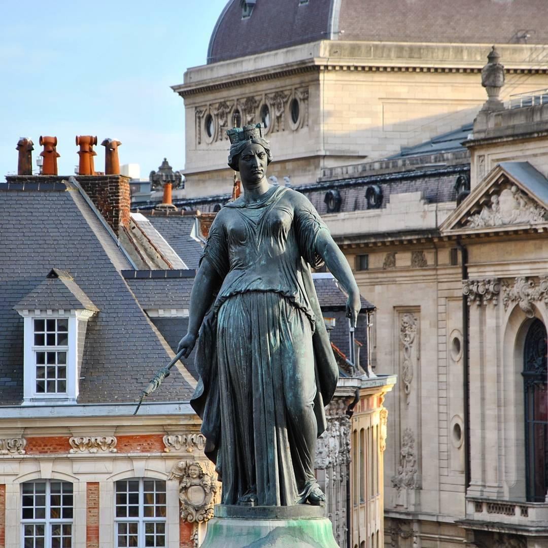deesse de la grand place à lille deesse de la grand place à lille