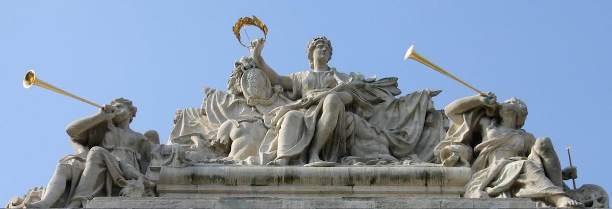 détail de la porte de paris à Lille : cène représente deux anges, allégories de la renommée, sonnant à la trompette la victoire de Louis XIV. Ces anges entourent l'allégorie de la victoire au milieu de drapeaux tandis que la statue principal a le bras droit levé pour déposer la couronne sur la tête du Roi-Soleil détail de la porte de paris à Lille : cène représente deux anges, allégories de la renommée, sonnant à la trompette la victoire de Louis XIV. Ces anges entourent l'allégorie de la victoire au milieu de drapeaux tandis que la statue principal a le bras droit levé pour déposer la couronne sur la tête du Roi-Soleil