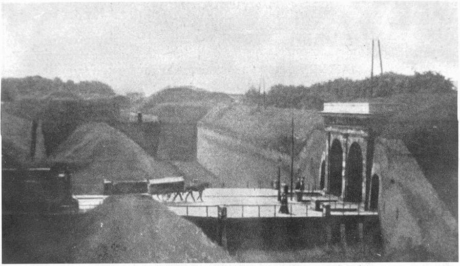Lille porte de valenciennes vue exterieure avec les remparts Lille porte de valenciennes vue exterieure avec les remparts