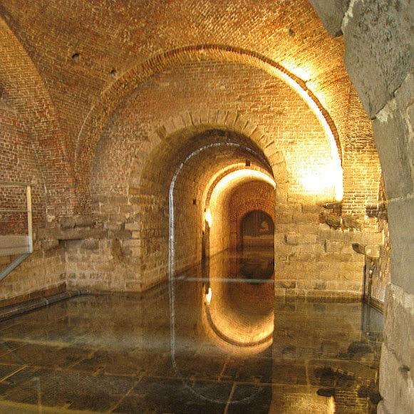 photo de La grande salle carrée rénovée du canal des jésuites. Elle est recouverte par une coupole de brique datant de 1606. photo de La grande salle carrée rénovée du canal des jésuites. Elle est recouverte par une coupole de brique datant de 1606.