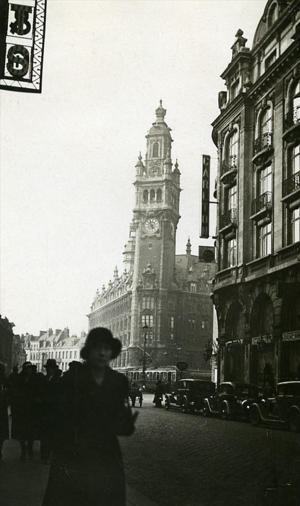 Lille prosper capin 23 avril 1933 : le beffroi de la Chambre de Commerce et d'Industrie juste à côté de l'Opéra de Lille. photo prise depuis la rue de Paris au niveau du Carlton Lille prosper capin 23 avril 1933 : le beffroi de la Chambre de Commerce et d'Industrie juste à côté de l'Opéra de Lille. photo prise depuis la rue de Paris au niveau du Carlton