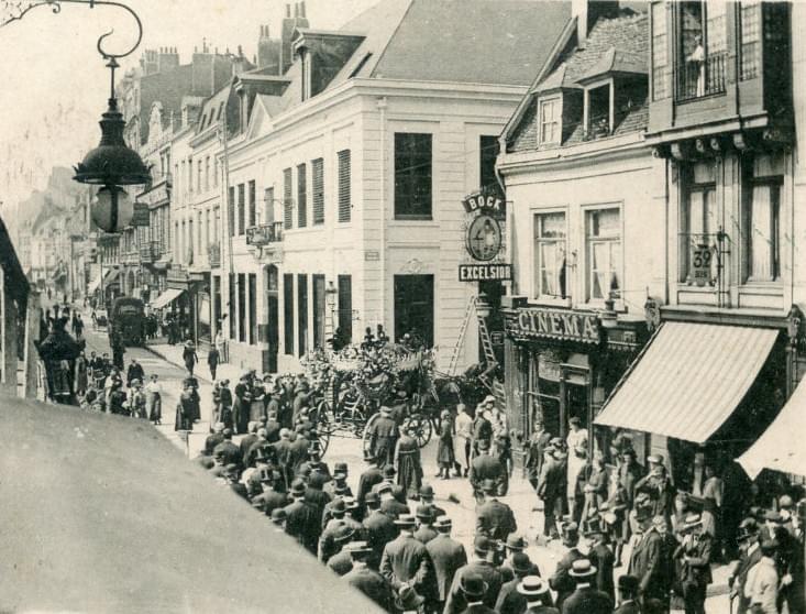 Lille rue de Béthune a accueilli depuis 1907 un grand nombre de cinémas dont certains ont aujourd'hui disparu. Ci-dessous à droite : l'Excelsior Lille rue de Béthune a accueilli depuis 1907 un grand nombre de cinémas dont certains ont aujourd'hui disparu. Ci-dessous à droite : l'Excelsior