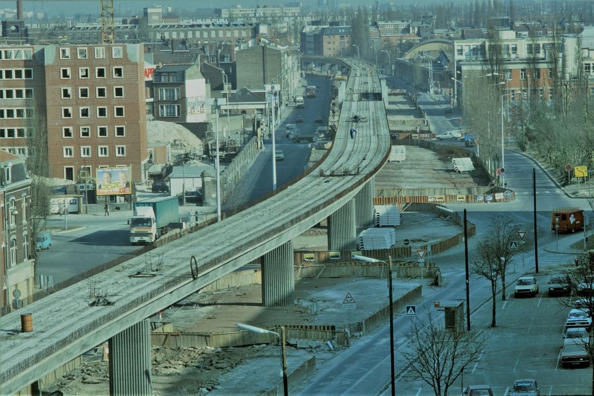 Lille ci-dessus : Le métro aérien en construction porte d'Arras (au fond à droite un des gymnases du stade Jean Bouin) Lille ci-dessus : Le métro aérien en construction porte d'Arras (au fond à droite un des gymnases du stade Jean Bouin)