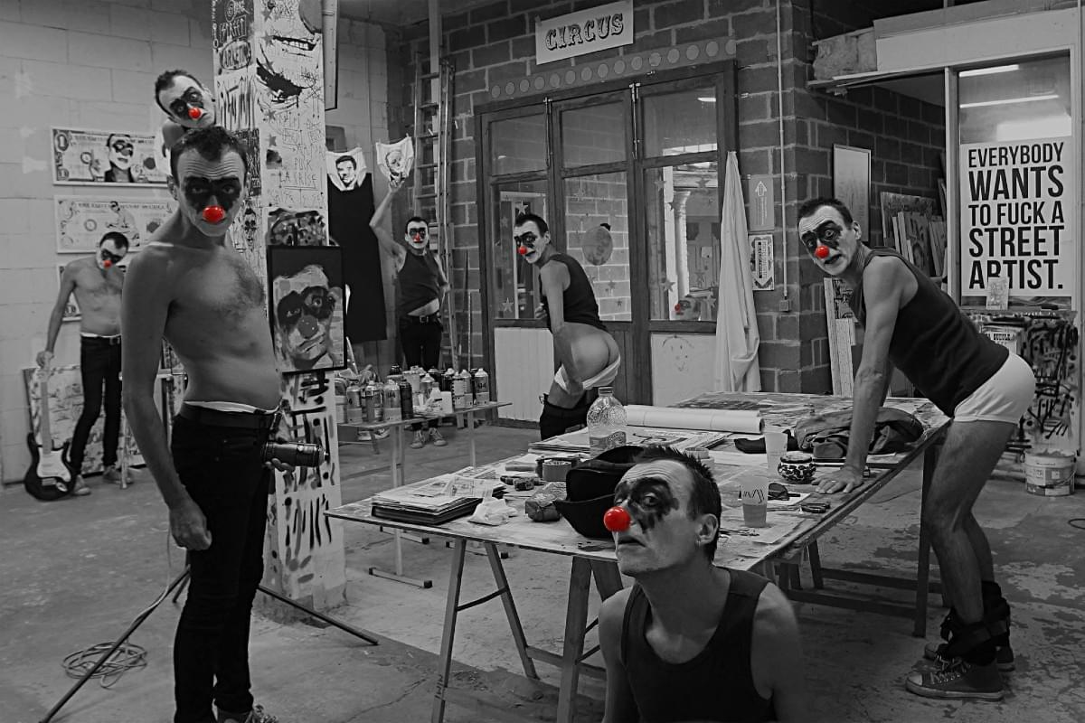 les facéties de mimi the clown street art lille dans son atelier les facéties de mimi the clown street art lille dans son atelier