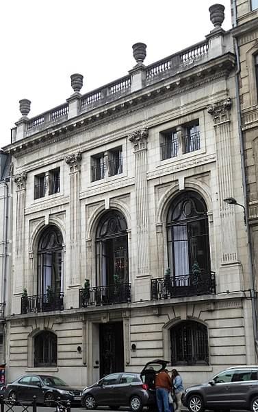 Lille rue thiers : Ancien siège social de la "Société des Mines de Lens", construit en 1903 par l'architecte Louis-Marie Cordonnier. Aujourd'hui brasserie coke Lille rue thiers : Ancien siège social de la "Société des Mines de Lens", construit en 1903 par l'architecte Louis-Marie Cordonnier. Aujourd'hui brasserie coke