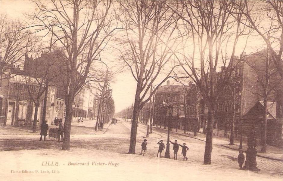 lille fontaine wallace Au coin de la rue Solférino et du boulevard Victor Hugo rue de cambrai boulevard des écoles rue bathélémy delespaul rue de douai rue d'arras jean baptiste lebas. elle fait la joie des grands et des petits avant la guerre lille fontaine wallace Au coin de la rue Solférino et du boulevard Victor Hugo rue de cambrai boulevard des écoles rue bathélémy delespaul rue de douai rue d'arras jean baptiste lebas. elle fait la joie des grands et des petits avant la guerre