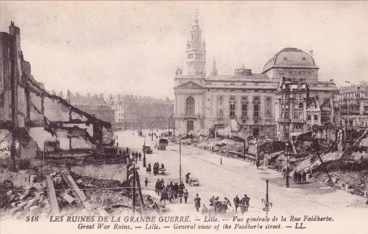 La rue Faidherbe ravagée par les bombardements de la première guerre mondiale. Tout sera reconstruit quasiment à l'identique. La rue Faidherbe ravagée par les bombardements de la première guerre mondiale. Tout sera reconstruit quasiment à l'identique.