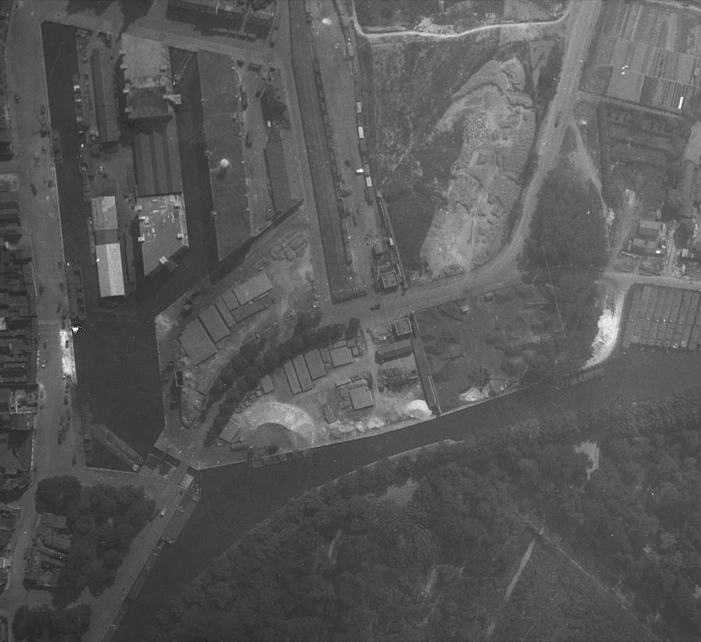 Lille Porte de Dunkerque : vue aérienne de 1931, la Porte de Dunkerque est juste à côté du terminus du train de petite ceinture allant à la gare Lille Saint-Sauveur à l'autre bout de la ville Lille Porte de Dunkerque : vue aérienne de 1931, la Porte de Dunkerque est juste à côté du terminus du train de petite ceinture allant à la gare Lille Saint-Sauveur à l'autre bout de la ville