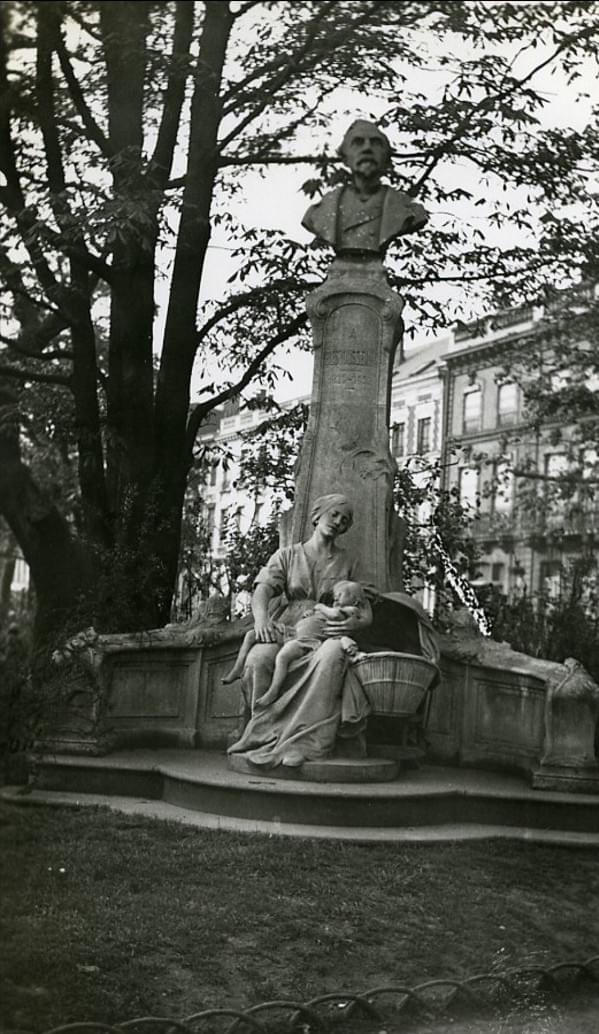 lille photo de prosper capin, 23 avril 1933 : monument en l'honneur de Alexandre Desrousseaux et de sa célèbre berceuse Le P'tit Quinquin au square Foch. La particularité de cette photo est de montrer la statue originelle avant son déplacement dans l'Hôtel de Ville et de la remplacer par une copie lille photo de prosper capin, 23 avril 1933 : monument en l'honneur de Alexandre Desrousseaux et de sa célèbre berceuse Le P'tit Quinquin au square Foch. La particularité de cette photo est de montrer la statue originelle avant son déplacement dans l'Hôtel de Ville et de la remplacer par une copie