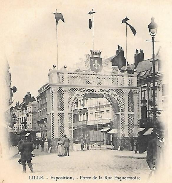 Lille rue esquermoise Un arc de triomphe a été installé à l'entrée de la rue Esquermoise lors de l'Exposition Internationale de 1902. Il montrait le chemin à suivre pour se rendre sur les lieux situés sur le champ de mars de la Citadelle. Lille rue esquermoise Un arc de triomphe a été installé à l'entrée de la rue Esquermoise lors de l'Exposition Internationale de 1902. Il montrait le chemin à suivre pour se rendre sur les lieux situés sur le champ de mars de la Citadelle.