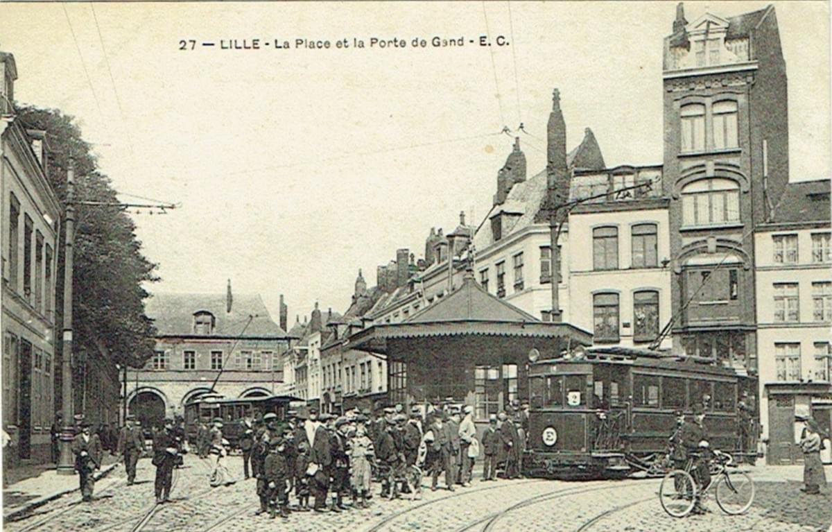l'arret de l'ancien tramway de lille en haut de la Rue de Gand à Lille l'arret de l'ancien tramway de lille en haut de la Rue de Gand à Lille