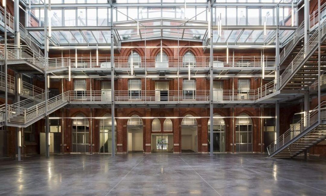 Hall de HEI Lille : école des hautes études d'ingénieur depuis 1885 Hall de HEI Lille : école des hautes études d'ingénieur depuis 1885