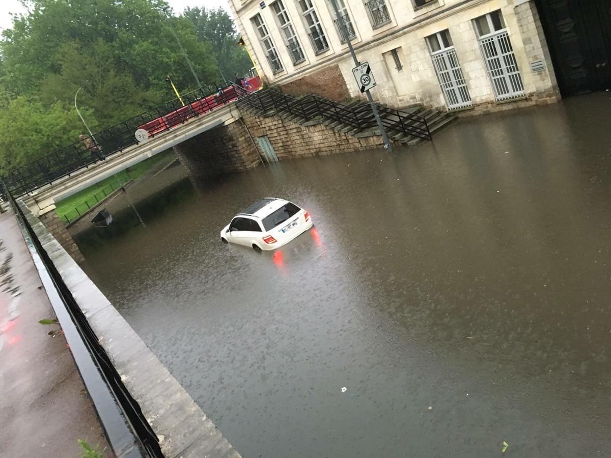 Lille : avenue du peuple belge passant sous le pont neuf inondée en juin 2016 Lille : avenue du peuple belge passant sous le pont neuf inondée en juin 2016