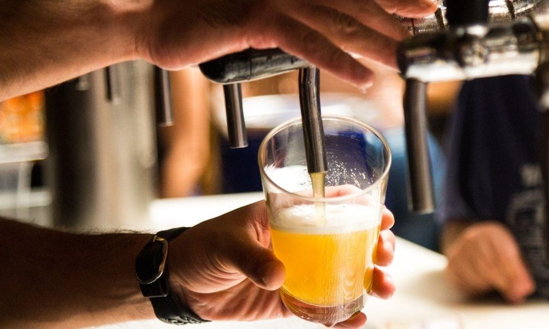 biere pression lille en train d'être servi biere pression lille en train d'être servi