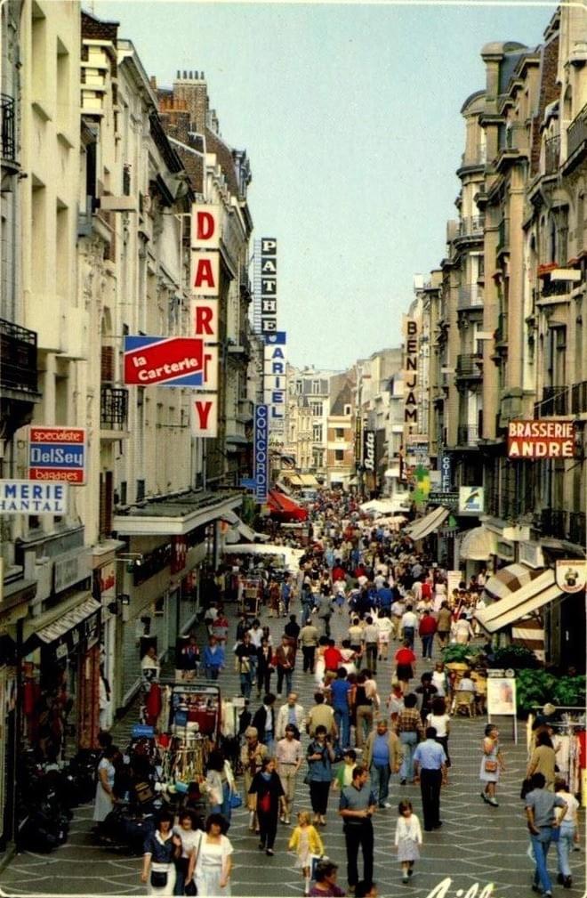 Lille rue de Béthune a accueilli depuis 1907 un grand nombre de cinémas dont certains ont aujourd'hui disparu. Ci-dessus à gauche : le Pathé, l'Ariel et le Concorde Lille rue de Béthune a accueilli depuis 1907 un grand nombre de cinémas dont certains ont aujourd'hui disparu. Ci-dessus à gauche : le Pathé, l'Ariel et le Concorde