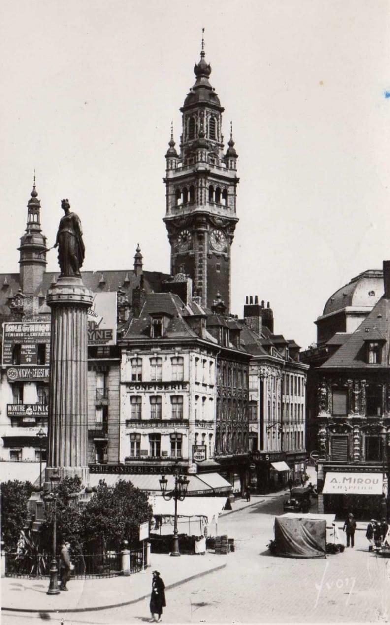 vieille photo noir et blanc du beffroi de la cci chambre de commerce et d'industrie de Lille vieille photo noir et blanc du beffroi de la cci chambre de commerce et d'industrie de Lille
