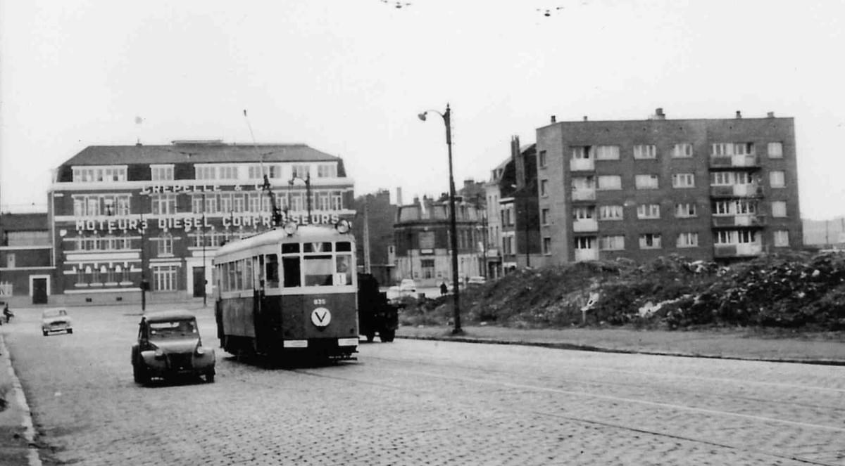 Lille porte de valenciennes tramway au milieu de la porte détruite et devant crepelle Lille porte de valenciennes tramway au milieu de la porte détruite et devant crepelle
