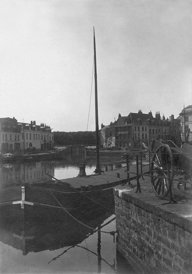 péniche amarrée au Quai du Wault à Lille péniche amarrée au Quai du Wault à Lille