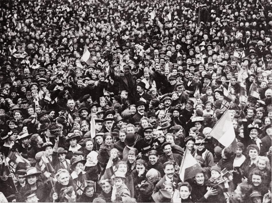 Lille le 17 octobre 1918 : une foule enthousiaste célèbre la libération de la ville Lille le 17 octobre 1918 : une foule enthousiaste célèbre la libération de la ville