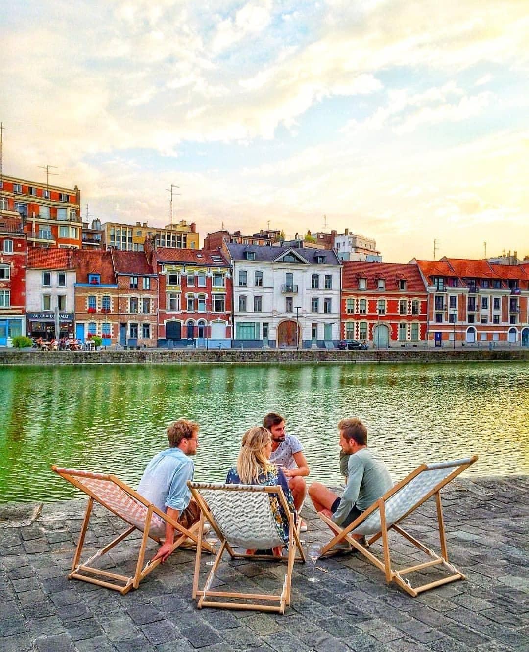 des facades colorees et des personnes installées tranquillement au bor ddu Quai du Wault à Lille des facades colorees et des personnes installées tranquillement au bor ddu Quai du Wault à Lille