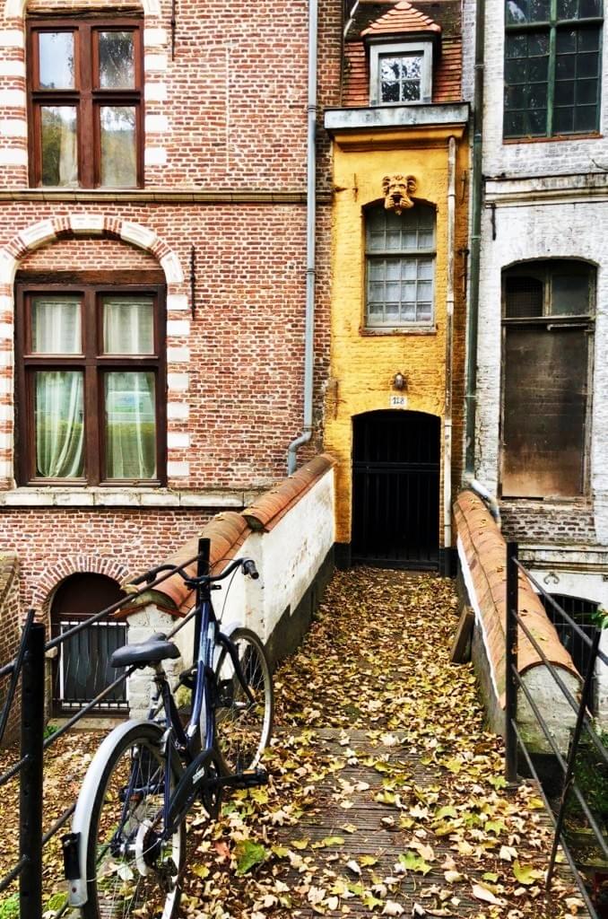 lille place gilleson maison jaune vu sur le ponton d'accès lille place gilleson maison jaune vu sur le ponton d'accès