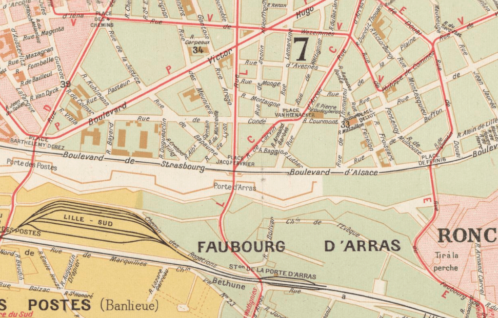 Lille Plan de 1930 : au milieu la porte d'Arras, entre la porte des Postes à gauche et la porte de Douai à droite Lille Plan de 1930 : au milieu la porte d'Arras, entre la porte des Postes à gauche et la porte de Douai à droite