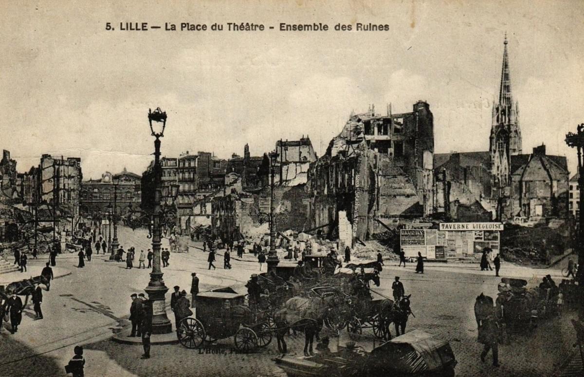 L'immeuble du futur Carlton détruit par la 1ère guerre mondiale (la gare Lille Flandres à gauche et l'Église Saint Maurice à droite) L'immeuble du futur Carlton détruit par la 1ère guerre mondiale (la gare Lille Flandres à gauche et l'Église Saint Maurice à droite)