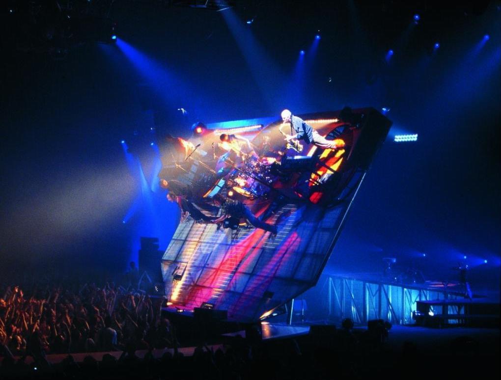 jean-jacques goldman à lille : L'incroyable scène penchée de la tournée "Un Tour Ensemble" qui passera à Lille du 17 au 20 juin 2002 au Zénith jean-jacques goldman à lille : L'incroyable scène penchée de la tournée "Un Tour Ensemble" qui passera à Lille du 17 au 20 juin 2002 au Zénith
