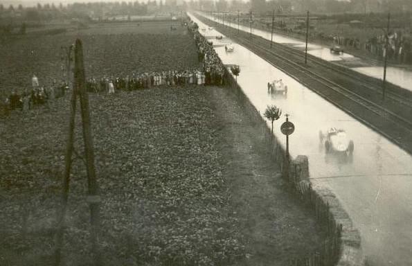 lille grand prix automobile de lille "Le Circuit des Trois Villes" voitures de course dans la ligne droite du tramway mongy dans les rues de marcq en baroeul lille grand prix automobile de lille "Le Circuit des Trois Villes" voitures de course dans la ligne droite du tramway mongy dans les rues de marcq en baroeul