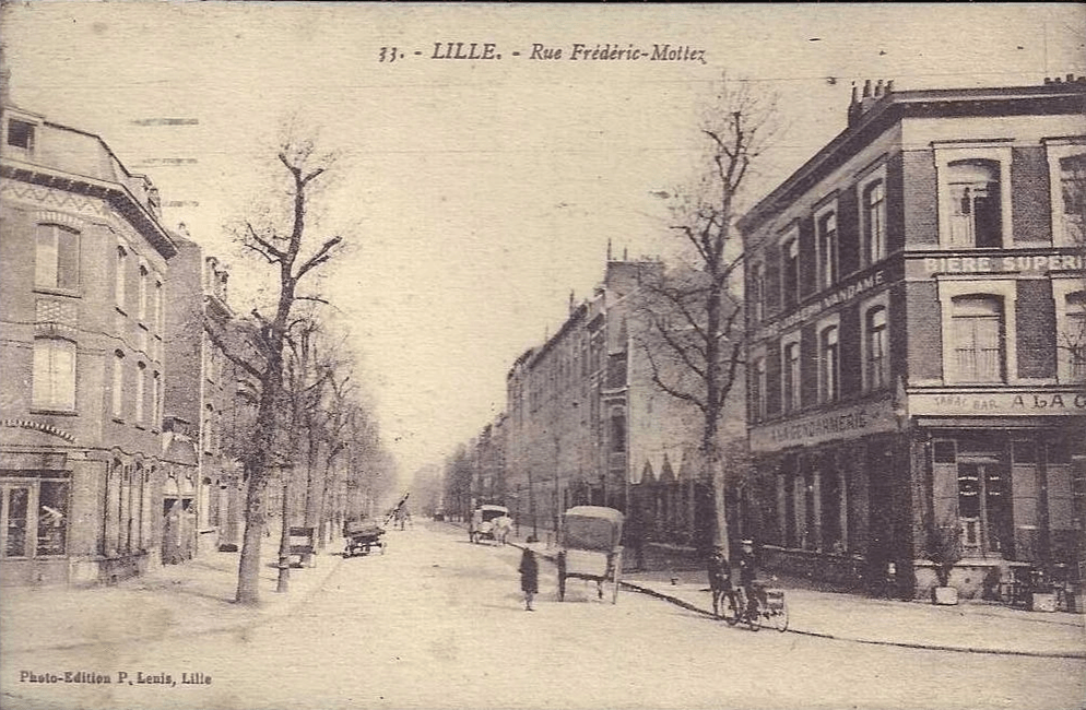 La rue Frédéric Mottez vue depuis la rue Louis XIV en 1928. A droite le café "A la Gendarmerie" qui deviendra "Le Versailles" La rue Frédéric Mottez vue depuis la rue Louis XIV en 1928. A droite le café "A la Gendarmerie" qui deviendra "Le Versailles"