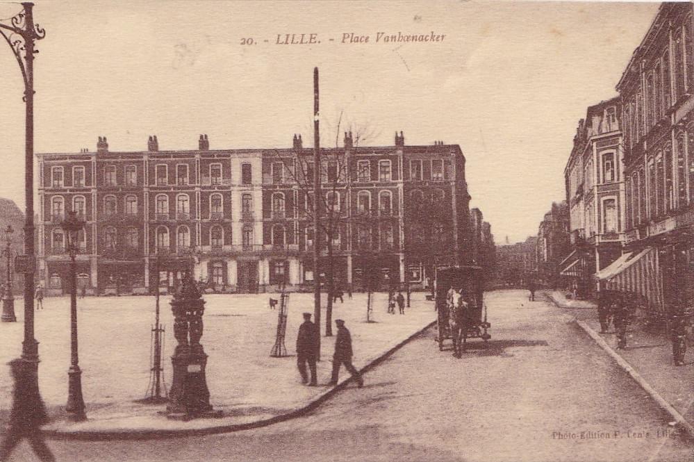 Lille fontaine Wallace de la place Vanhoenacker, à proximité de la coopérative de "l'Union de Lille" Lille fontaine Wallace de la place Vanhoenacker, à proximité de la coopérative de "l'Union de Lille"