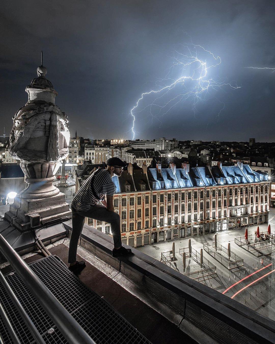 Lille Le Rang de Beauregard et la place du Théâtre un soir d'orage Lille Le Rang de Beauregard et la place du Théâtre un soir d'orage