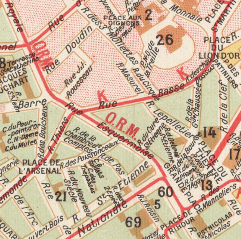 Lille En 1930, la rue de la Chambre des Comptes apparaît sur les plans de la ville. Le canal de la rue de l'Arc est devenu la rue Thiers Lille En 1930, la rue de la Chambre des Comptes apparaît sur les plans de la ville. Le canal de la rue de l'Arc est devenu la rue Thiers