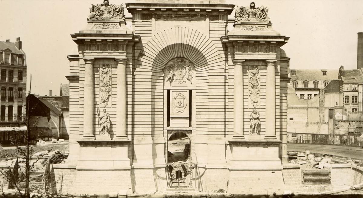 Lille porte de paris en travaux avant son inauguration en 1895 Lille porte de paris en travaux avant son inauguration en 1895