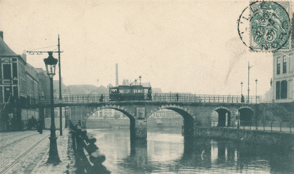 Lille avenue du peuple belge Le Pont Neuf en 1907 avec ses escaliers d'accès à gauche et à droite. Le tramway passait au dessus et au dessous. Lille avenue du peuple belge Le Pont Neuf en 1907 avec ses escaliers d'accès à gauche et à droite. Le tramway passait au dessus et au dessous.