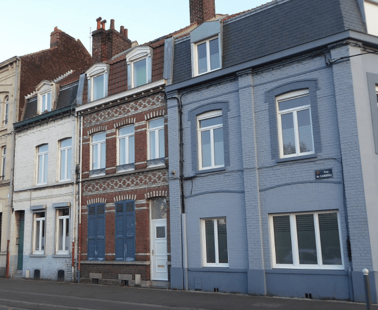 Lille Des maisons typiques du début du 20ème siècle borde le côté sud de la rue de Cambrai Lille Des maisons typiques du début du 20ème siècle borde le côté sud de la rue de Cambrai