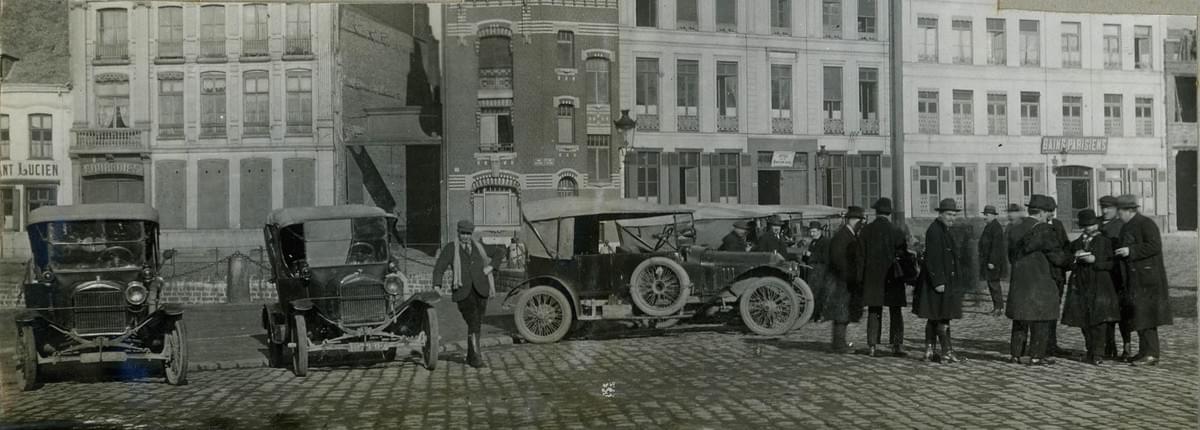 des voitures anciennes et leur chauffeur devant le Quai du Wault à Lille des voitures anciennes et leur chauffeur devant le Quai du Wault à Lille