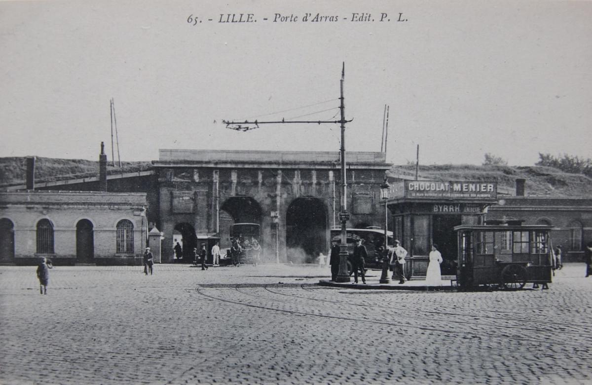 La Porte d'Arras côté Lille. A gauche le bâtiment de l'octroi (douane municipale) La Porte d'Arras côté Lille. A gauche le bâtiment de l'octroi (douane municipale)