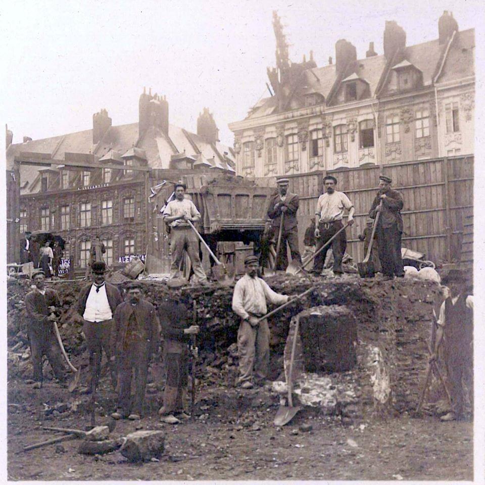 ouvrier en train de travailler sur les travaux du beffroi de la cci chambre de commerce et d'industrie de Lille ouvrier en train de travailler sur les travaux du beffroi de la cci chambre de commerce et d'industrie de Lille