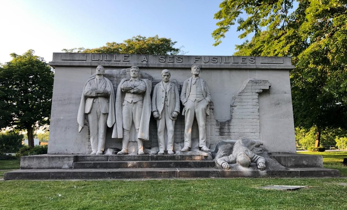 monument les fusillés de Lille De gauche à droite : George Maertens, Ernest Deceuninck, Sylvère Verhulst, Eugène Jacquet et Léon Trulin à terre monument les fusillés de Lille De gauche à droite : George Maertens, Ernest Deceuninck, Sylvère Verhulst, Eugène Jacquet et Léon Trulin à terre