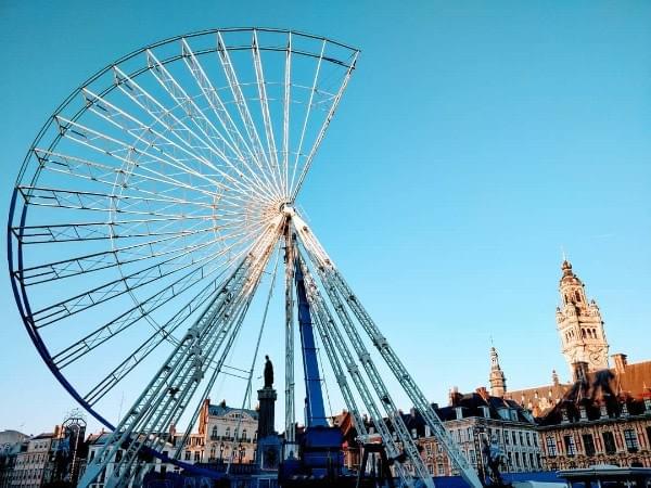 photo de la grande roue de Lille installée sur la grand place. le manège est en construction photo de la grande roue de Lille installée sur la grand place. le manège est en construction