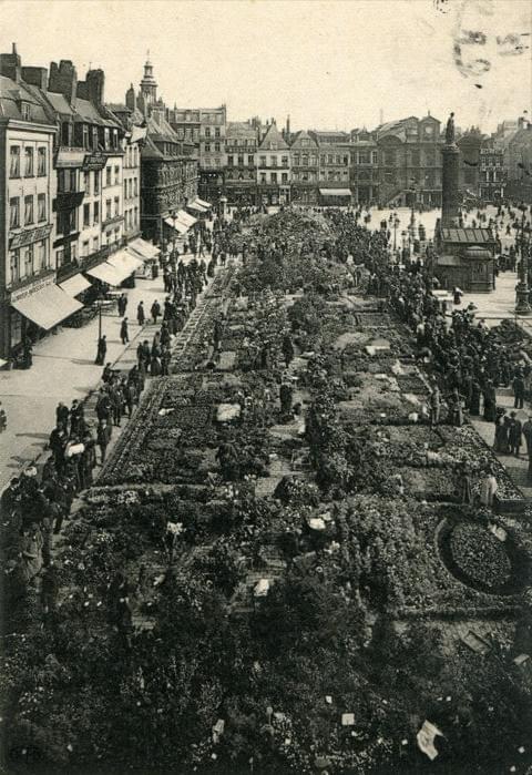 Lille marché aux fleurs Ci-dessous : au début du 20ème siècle, le marché occupait une grande partie de la Grand Place Lille marché aux fleurs Ci-dessous : au début du 20ème siècle, le marché occupait une grande partie de la Grand Place