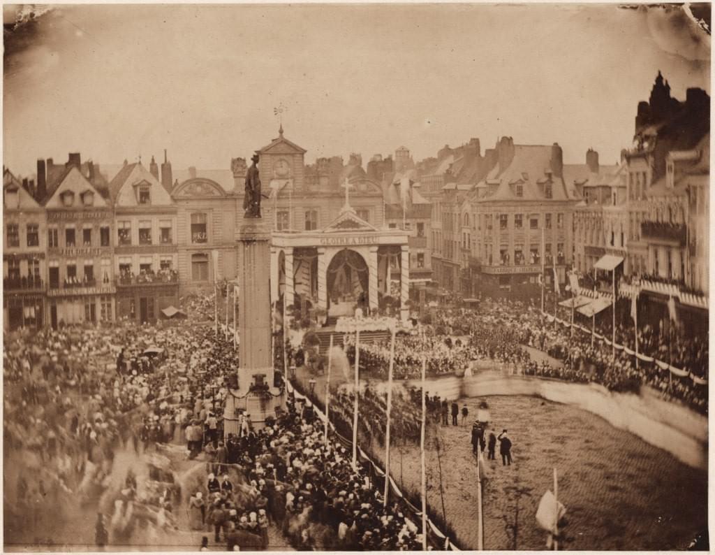 photo La procession de la "Fête-Dieu" à Lille le 29 mai 1853 Epreuve sur papier albuminé contrecollée sur carton, 14,6 x 18,9 cm photo La procession de la "Fête-Dieu" à Lille le 29 mai 1853 Epreuve sur papier albuminé contrecollée sur carton, 14,6 x 18,9 cm
