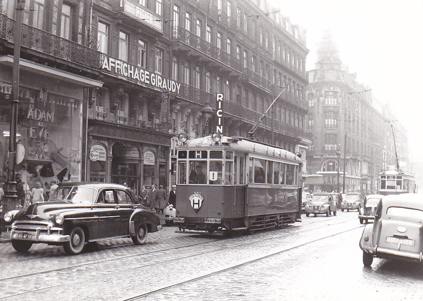 La rue Faidherbe à Lille en 1957 : les tramways y côtoient le trafic automobile de plus en plus important. A gauche, la célèbre boutique Adam et Eve est déjà présente. La rue Faidherbe à Lille en 1957 : les tramways y côtoient le trafic automobile de plus en plus important. A gauche, la célèbre boutique Adam et Eve est déjà présente.