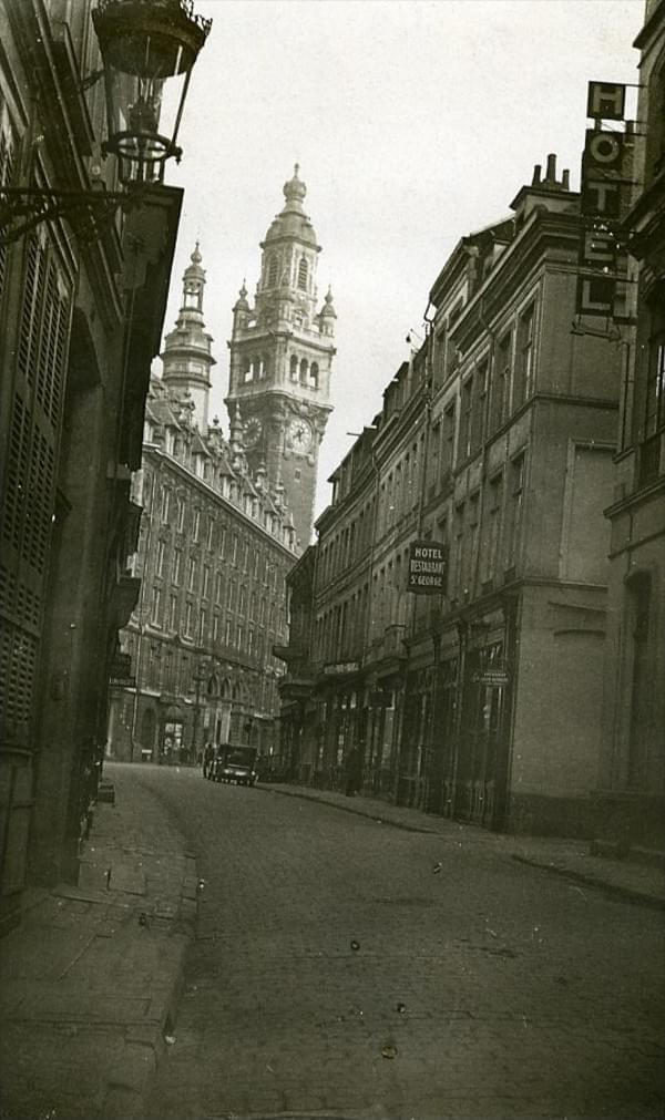 lille photo de prosper capin, 23 avril 1933 : le beffroi de la Chambre de Commerce et d'Industrie juste à côté de l'Opéra de Lille., photo prise depuis la rue Lepelletier lille photo de prosper capin, 23 avril 1933 : le beffroi de la Chambre de Commerce et d'Industrie juste à côté de l'Opéra de Lille., photo prise depuis la rue Lepelletier