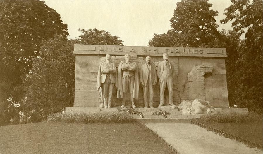 lille photo de prosper capin 23 mai 1934 : le monument en l'honneur de héros de la première guerre mondiale "Lille à ses fusillés" situé square Daubenton à côté de la Citadelle. La particularité de cette photo est qu'elle montre le monument originel avant sa destruction partielle par les allemands pendant la seconde guerre mondiale. lille photo de prosper capin 23 mai 1934 : le monument en l'honneur de héros de la première guerre mondiale "Lille à ses fusillés" situé square Daubenton à côté de la Citadelle. La particularité de cette photo est qu'elle montre le monument originel avant sa destruction partielle par les allemands pendant la seconde guerre mondiale.