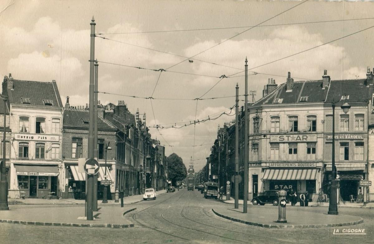 Lille : La rue d'Artois sur tout sa longueur. Photo prise de son extrémité sud (porte d'Arras) et on voit l'église saint michel à l'autre Lille : La rue d'Artois sur tout sa longueur. Photo prise de son extrémité sud (porte d'Arras) et on voit l'église saint michel à l'autre
